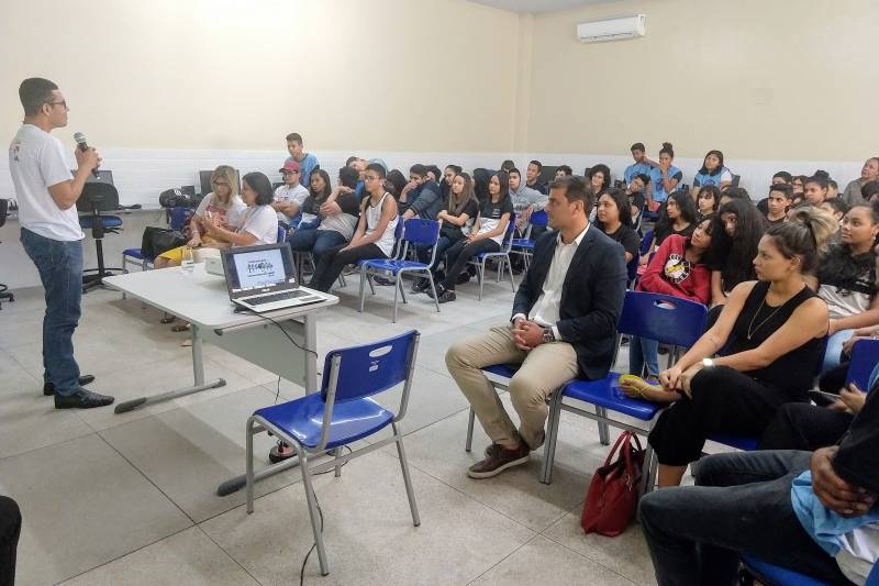  Jovens com deficiência ministrando a palestra