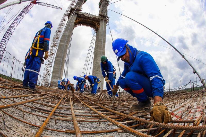 Obra da ponte sobre o Rio Moju