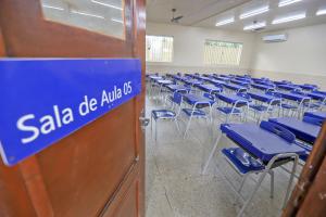 notícia: Governo do Estado paga benefício a cerca de 600 mil alunos e concluintes do Ensino Médio já recebem neste sábado (18)