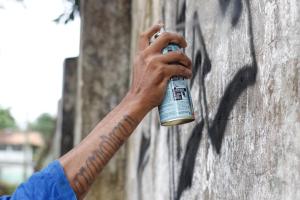 notícia: Detentos usam grafite como ferramenta de reinserção social