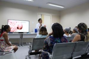 notícia: Mães recebem orientação sobre massagem indiana para bebês 