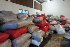 galeria: Sefa apreende milhares de peças de roupa sem nota fiscal