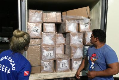 notícia: Sefa apreende quase 4 toneladas de camarão no aeroporto de Belém   
