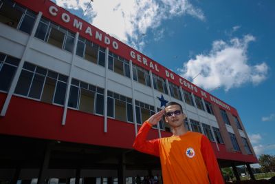 galeria: Jovem autista realiza sonho de ser bombeiro por um dia