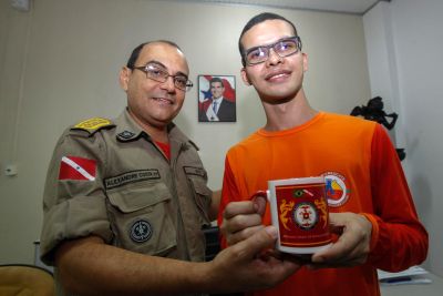 notícia: Jovem autista realiza sonho de ser bombeiro por um dia