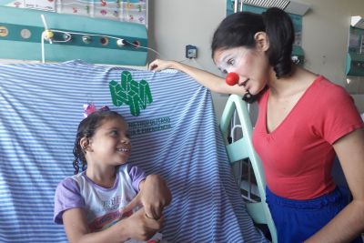 notícia: Pacientes pediátricos do Metropolitano recebem visitas de Trupe de Palhaços