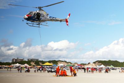 galeria: Aeronave simula resgate aquático com uso do puçá em Salinas