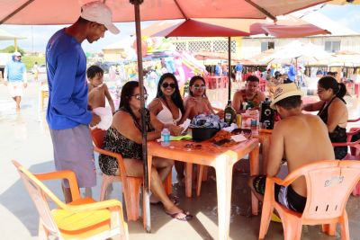 galeria: Internos distribuem 10 mil sacolas biodegradáveis durante o verão