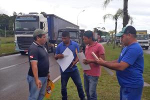 galeria: Detran realiza ação educativa com caminhoneiros na BR-316