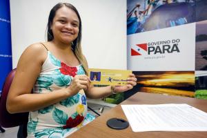 notícia: Idosos e vítimas de incêndios em Belém recebem cheque moradia