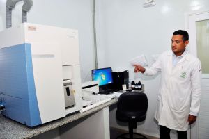 notícia: Lacen-PA realiza análise de elementos químicos em água e alimentos