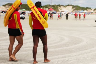 galeria: Bombeiros alertam veranistas sobre cuidado com animais marinhos