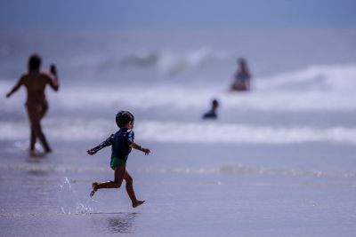 notícia: Carnaval é tempo de redobrar o cuidado na hora do banho de piscina, rio ou mar