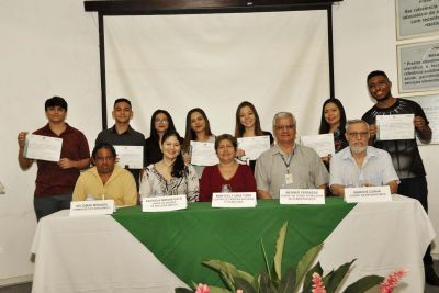notícia: Lacen-PA entrega certificados a dez estagiários da Uepa