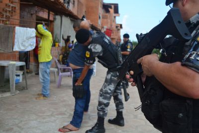 galeria: Policiais derrubam barricadas e abrem acesso à cidadania na Terra Firme