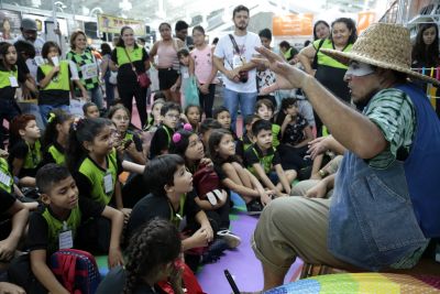 notícia: Quintal Literário debate 'Destruição da Amazônia' com crianças e adultos