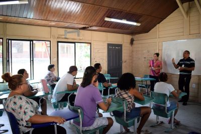 notícia: Moradores da Terra Firme recebem ações da Sectet