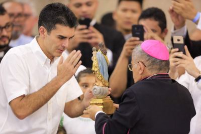 notícia: Fiéis lotam a Basílica Santuário para ver de perto Imagem Original de N. Sra. de Nazaré