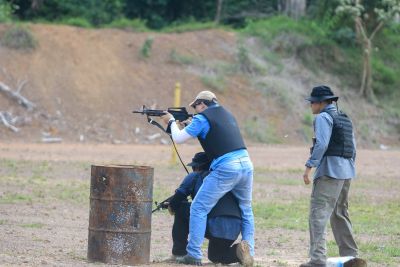 notícia: Casa Militar capacita profissionais para uso de armamento de longo alcance