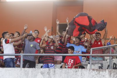 notícia: No Mangueirão, torcida do Flamengo comemora título e arrecada 6 toneladas de alimentos
