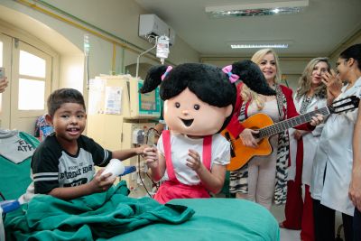 notícia: Pacientes da Santa Casa recebem livros de tripulantes do Navio-Livraria Logos Hope