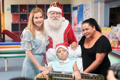 notícia: Em três hospitais, crianças em tratamento recebem brinquedos e visita do Papai Noel