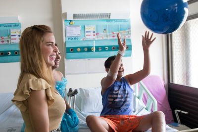 notícia: Voluntários do Estado levam o clima do Natal a pacientes do Hospital Metropolitano