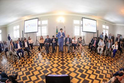 galeria: Governo assina projeto de lei que reajusta salário dos professores do Estado