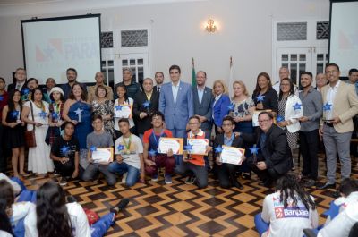 notícia: Estado homenageia professores e alunos que se destacaram na educação pública