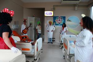 galeria: Ação de pré-Carnaval alegra e sensibiliza pacientes do Galileu