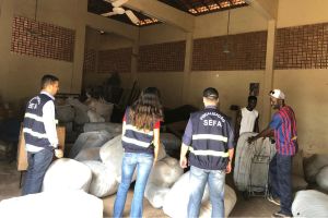 galeria: Sefa faz nova apreensão de roupas no Itinga
