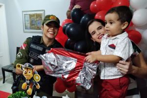 notícia: Garoto ‘fã’ da PM ganha aniversário temático e policiais fazem surpresa