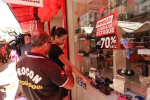 notícia: Agentes do Procon fiscalizam lojas no centro comercial de Belém