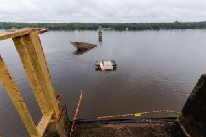 notícia: Começa trabalho de amarração de destroços de ponte e balsa no rio Moju