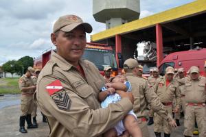 notícia: Recém-nascido salvo por bombeiros está fora de perigo