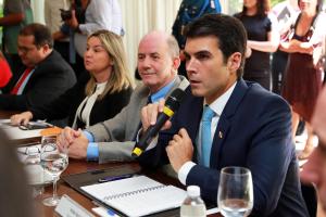notícia: Em SP, governador Helder Barbalho diz que redução do déficit fiscal é prioridade