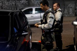 notícia: Detran autua oito pessoas por dirigirem alcoolizadas no pré-carnaval da Cidade Velha