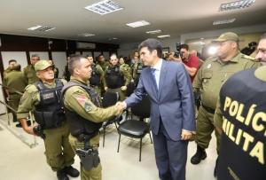 notícia: Governo entrega menção honrosa a policiais militares