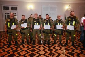 notícia: Policiais militares que salvaram criança na estrada são condecorados