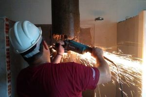 notícia: Poste que estava dentro de hospital em obras é retirado
