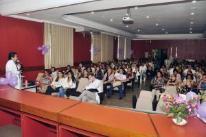 notícia: Seminário atualiza profissionais sobre controle do câncer de colo do útero