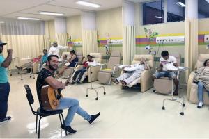 notícia: Março Lilás leva musicoterapia a pacientes oncológicos em Tucuruí