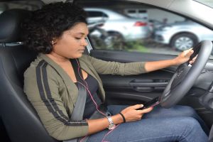 notícia: Detran autuou 1.117 condutores por uso de celular ou fone de ouvido ao volante