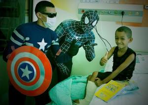 notícia: "Super-heróis" visitam crianças internadas no Hospital Regional