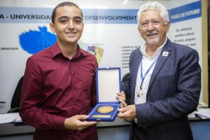 notícia: Estudante de 19 anos recebe medalha após conquistar 1º lugar no Prosel 2019