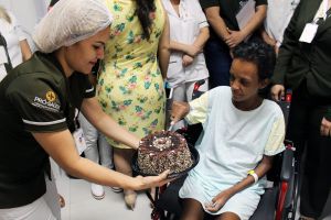 notícia: Hospital de Barcarena celebra aniversário de paciente exemplo de superação