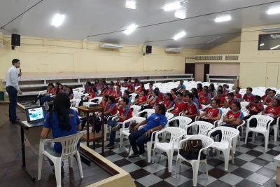 notícia: Palestra conscientiza estudantes sobre Direito do Consumidor