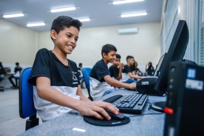 notícia: Alunos da Benjamin Constant se encantam com reforma da escola