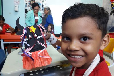 notícia: Crianças internadas participaram de oficina de Boi-Bumbá