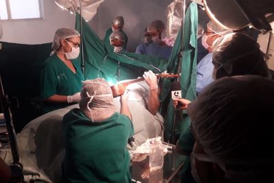notícia: Paciente canta e toca violão durante cirurgia cerebral no Hospital Ophir Loyola